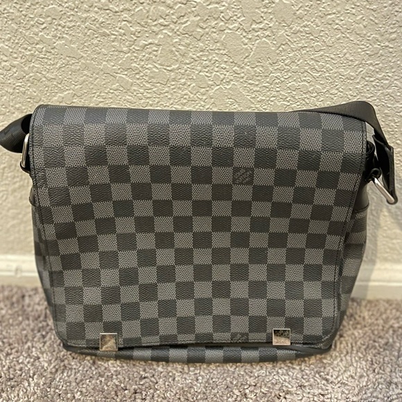 Louis Vuitton Damier Graphite Messenger Bag - Picture 2 of 12
